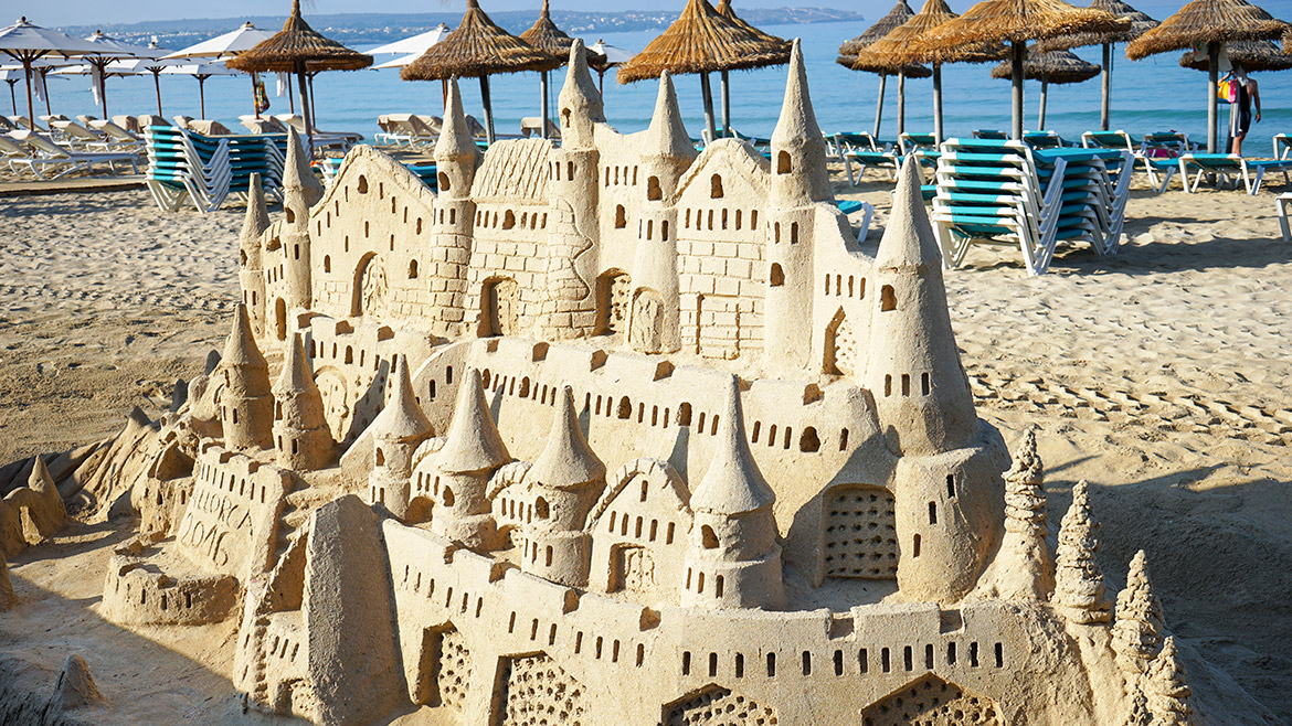 Sand sculpture lessons in Velas Resorts