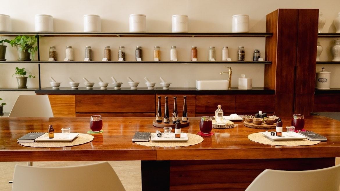 una mesa con distintas botellas de spa