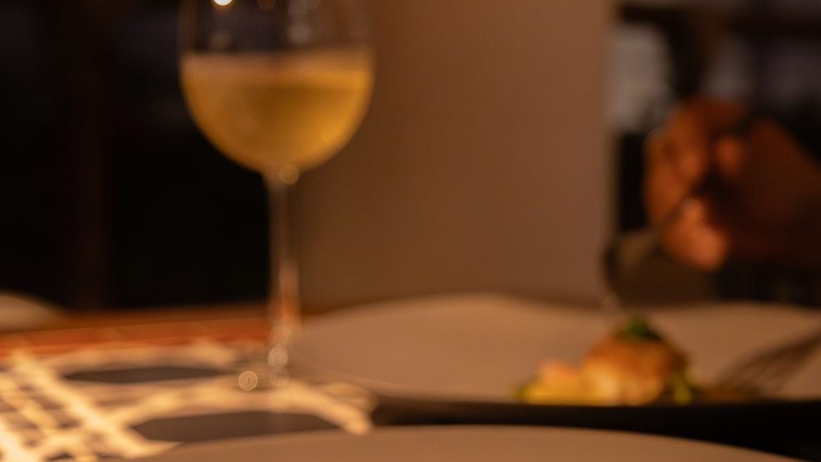 un plato de comida en una mesa