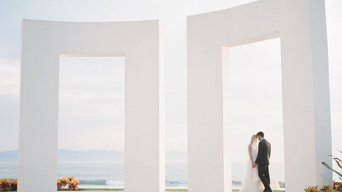 Wedding Wellness Experience pareja de novios frente al mar