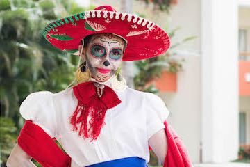 Celebra el Día de Muertos en casa: Recetas, historia del arte mexicano, fondos de Zoom gratuitos y más, por Velas Resorts