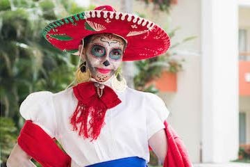 Celebra el Día de Muertos en casa: Recetas, historia del arte mexicano, fondos de Zoom gratuitos y más, por Velas Resorts