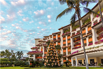 Fiestas navideñas con estilo: llegada de Santa en helicóptero, mansiones de jengibre y más en Velas Resorts