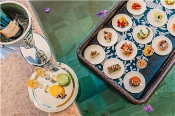 Bandejas flotantes de lujo en las piscinas de inmersión privadas de Velas Resorts