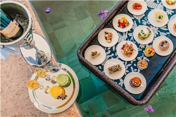 Bandejas flotantes de lujo en las piscinas de inmersión privadas de Velas Resorts