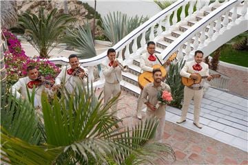  Nueva propuesta de matrimonio con serenata en Mar Del Cabo, que honra la cultura mexicana 