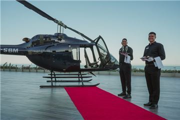 El viaje de bodas que incluye propuesta en helicóptero, luna de miel, despedida de solteros y más
