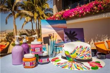 Huéspedes echan a volar su imaginación con el nuevo taller para pintar sombreros en Grand Velas Los Cabos