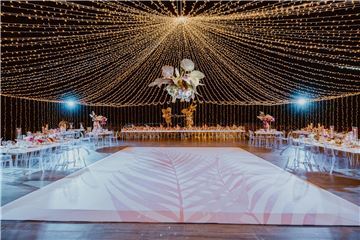 Experiencia de Boda Celestial con decoración de constelaciones, cena bajo las estrellas y más