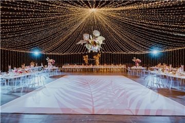 Experiencia de Boda Celestial con decoración de constelaciones, cena bajo las estrellas y más