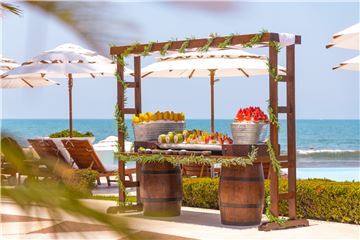  Nuevo carrito de frutas y barra de sales junto a la piscina de Grand Velas Riviera Nayarit